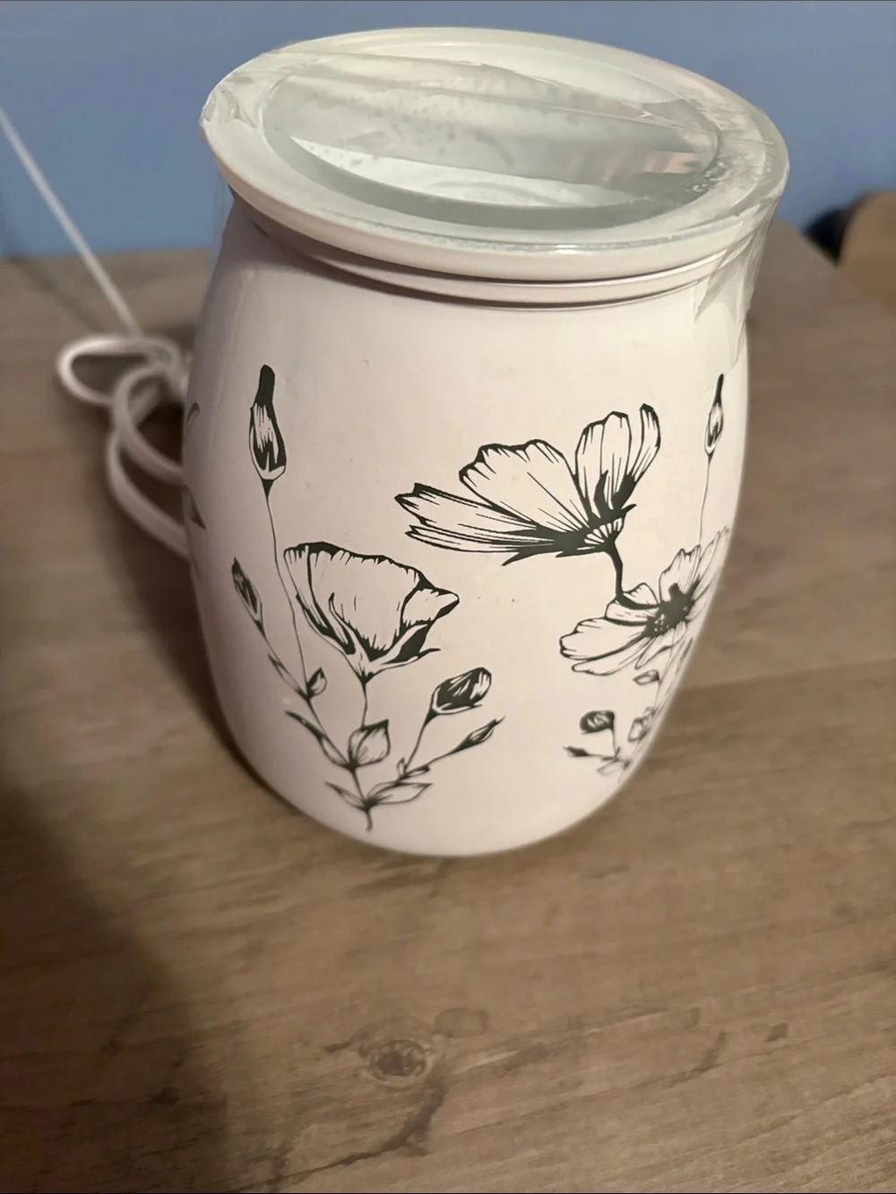 Scentsy White Ceramic Floral Electric wax Warmer